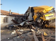 Yoldan çıkan kamyon eve girdi