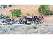 Tır şarampole devrildi: 1 yaralı