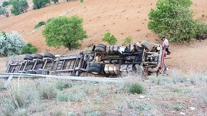 TIR ŞARAMPOLE DEVRİLDİ: 1 YARALI