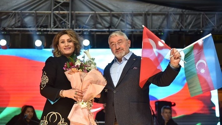 ÜNLÜ SANATÇI AZERİN'DEN UNUTULMAZ KONSER ÇORUM BELEDİYE BAŞKANI DR. HALİL İBRAHİM AŞGIN; 