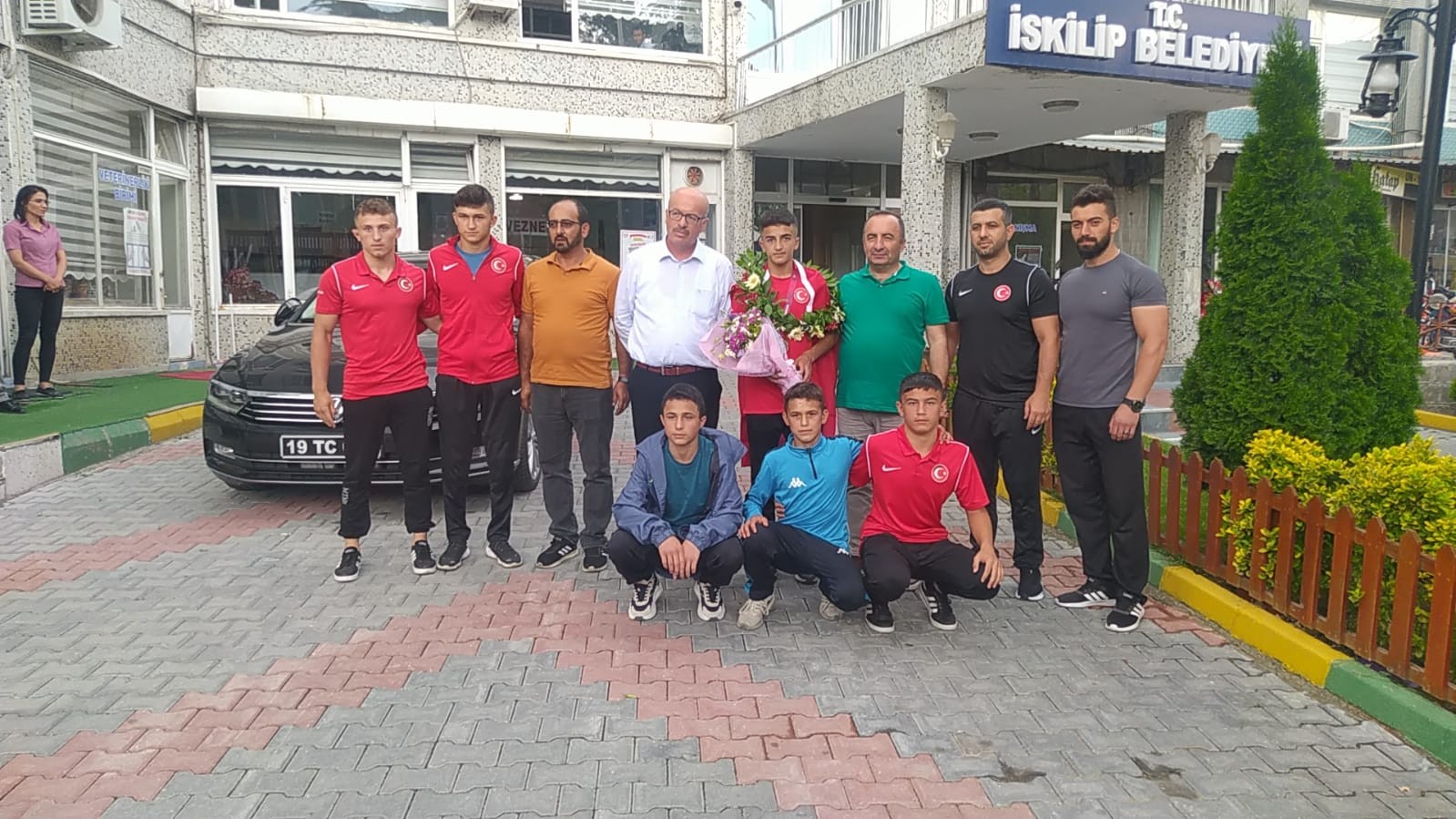 BAŞKAN SÜLÜK, BAŞARILI GÜREŞÇİYİ ÖDÜLLENDİRDİ