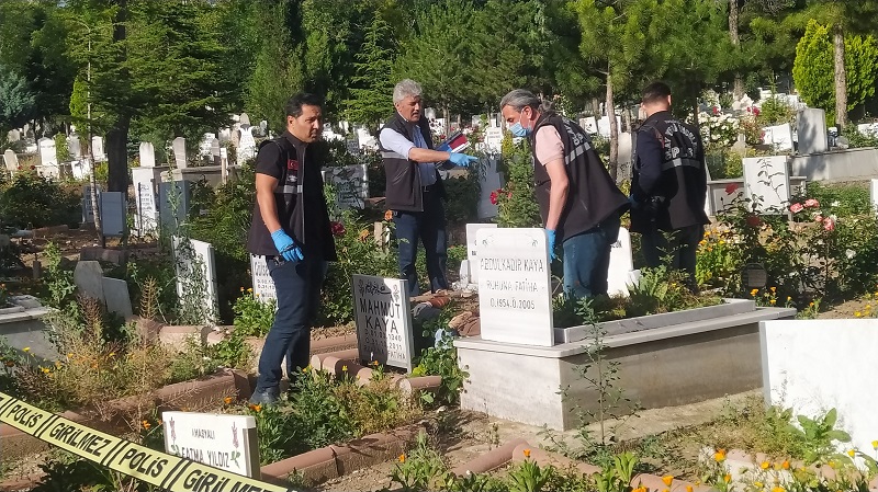 EŞİNİN MEZARI BAŞINDA ÖLÜ BULUNDU