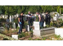 Eşinin mezarı başında ölü olarak bulundu