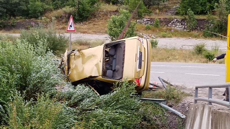 ÇORUM'DA OTOMOBİL DEREYE UÇTU: 1 ÖLÜ, 1 YARALI