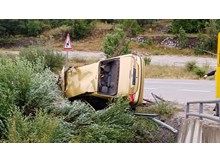 Otomobil dereye uçtu: 1 ölü, 1 yaralı var