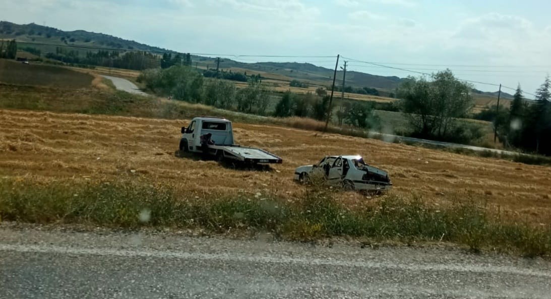 KONTROLDEN ÇIKAN OTOMOBİL TARLAYA UÇTU: 4 YARALI