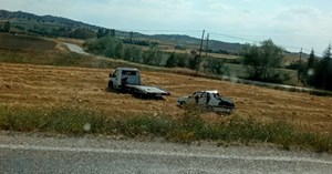 Otomobil tarlaya uçtu: 4 yaralı