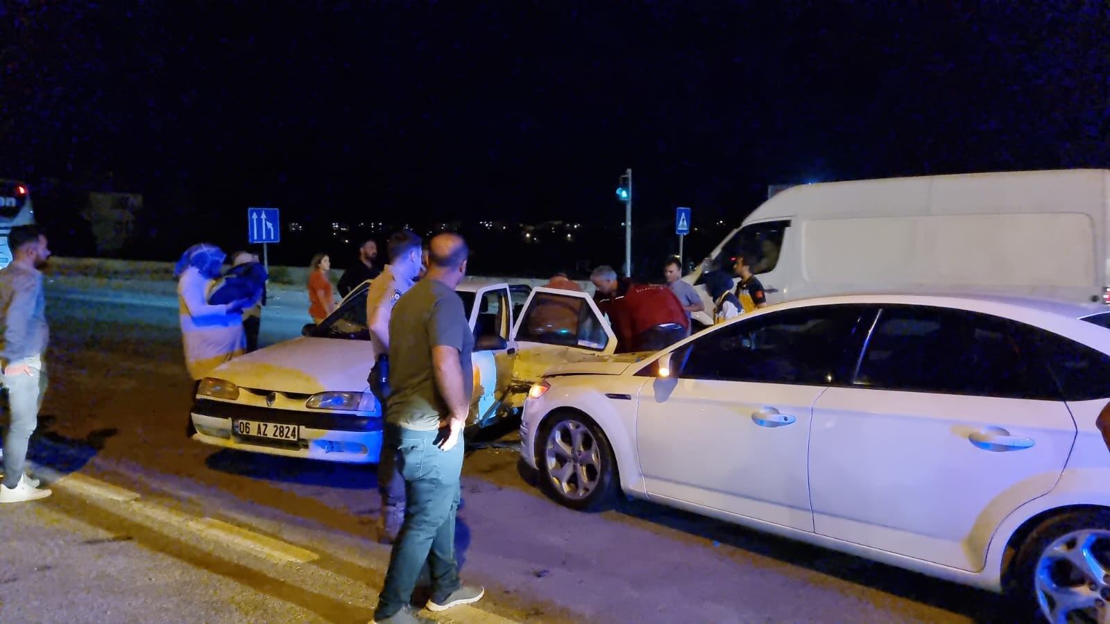 KAVŞAKTA İKİ OTOMOBİL ÇARPIŞTI: 6 YARALI