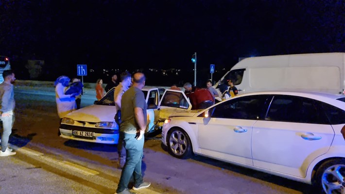 KAVŞAKTA İKİ OTOMOBİL ÇARPIŞTI: 6 YARALI