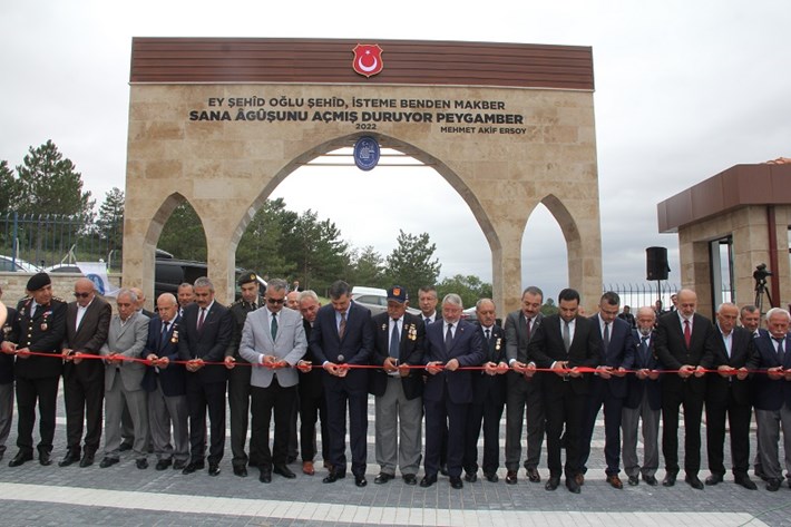 YENİLENEN ÇORUM ŞEHİTLİĞİ DUALARLA ZİYARETE AÇILDI