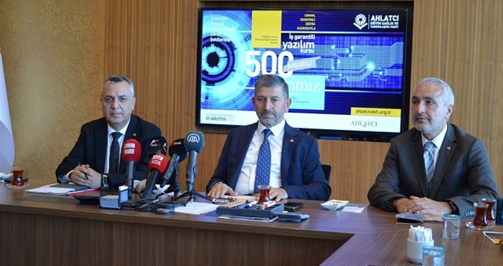 AHLATCI HOLDİNG'İN İSTİHDAM GARANTİLİ YAZILIM KURSUNA REKOR BAŞVURU AHLATCI HOLDİNG GENEL MÜDÜRÜ KASIM KAHRAMAN: 