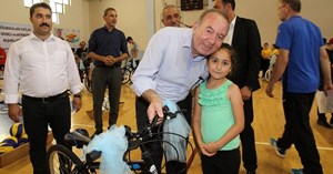 Şahiner’den yaz spor kurslarına katılan çocuklara bisiklet