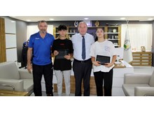 Çekilişle kazandıkları bisikleti ihtiyacı olana hediye ettiler