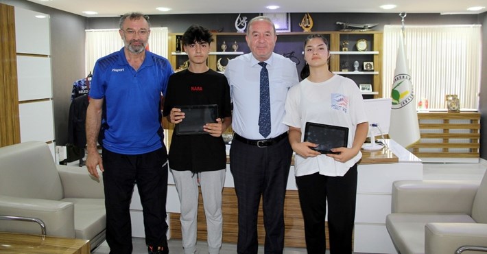 ÇEKİLİŞTE KENDİLERİNE ÇIKAN BİSİKLETİ İHTİYACI OLANA HEDİYE ETTİLER BAŞKAN ŞAHİNER ÖRNEK DAVRANIŞLARINDAN DOLAYI GENÇ SPORCULARA TABLET HEDİYE ETTİ
