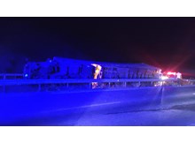 Tır devrildi: 2 yaralı