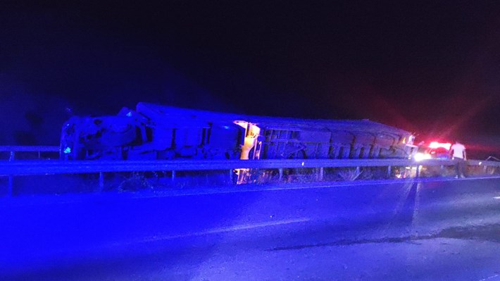 BARİYERLERE ÇARPAN TIR DEVRİLDİ: 2 YARALI