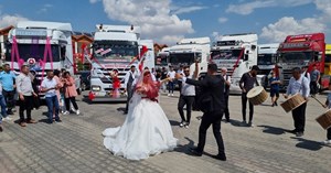 Ekmek teknesi tırını gelin arabası yaptı
