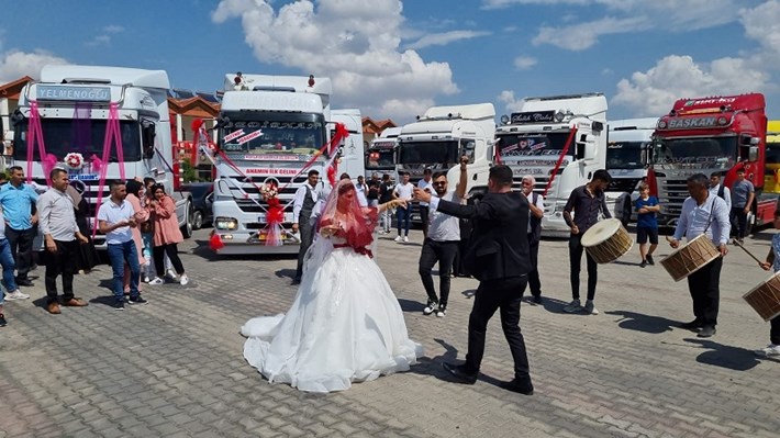 EKMEK TEKNESİ TIRINI GELİN ARABASI YAPTI, DÜĞÜN KONVOYUNU GÖREN ŞAŞKINLIĞINI GİZLEYEMEDİ GELİN VE DAMAT İÇİN YOLA ÇIKAN TIR KONVOYUNA POLİS ENGELİ DAMAT İBRAHİM YELMENOĞLU; 