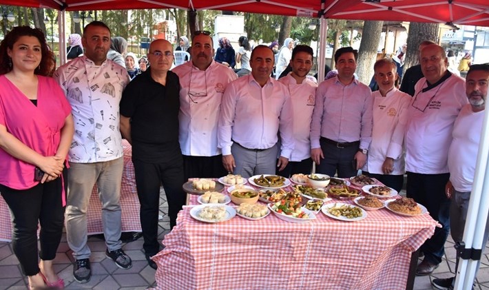 HÜNERLERİNİ YAPTIKLARI YÖRESEL YEMEKLERLE SERGİLEDİLER