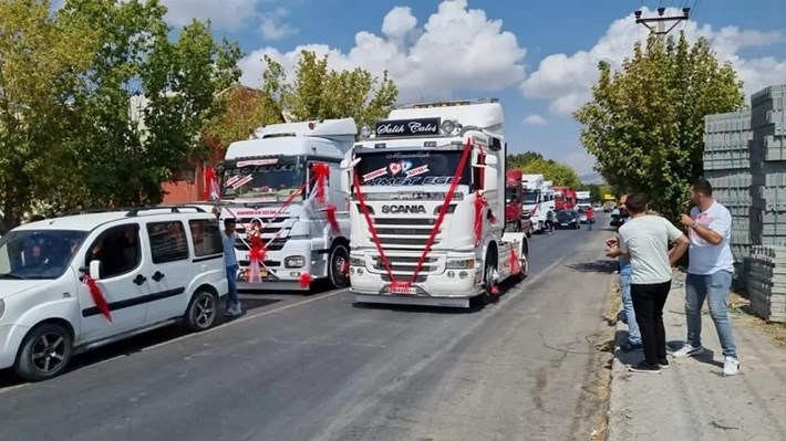 DÜĞÜN KONVOYUNA KATILAN TIR SÜRÜCÜLERİNE TRAFİK CEZASI KONVOYA KATILAN HER TIR'A 3 AYRI CEZA YAZILDI TRAFİK CEZALARINA İSYAN EDEN TIR SÜRÜCÜLERİ; 