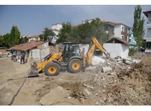 Kamulaştırılan binalar yıkıyor