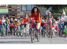 Süslü kadınlar, sağlık için pedal çevirdi