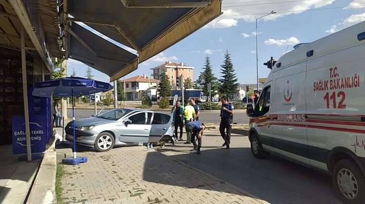 SUNGURLU'DA TIR OTOMOBİLE ÇARPTI: 4 YARALI SAVRULAN OTOMOBİL YOL KENARINDA BULUNAN İŞ YERİNE GİRMEKTEN SON ANDA KURTULDU