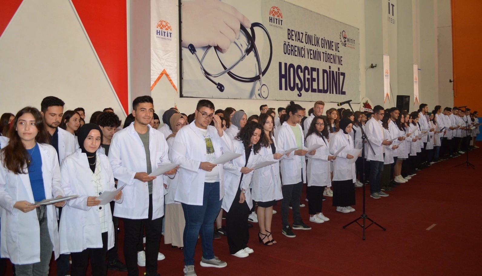 HİTİT ÜNİVERSİTESİ'NDE BEYAZ ÖNLÜK GİYME TÖRENİ HİTİT ÜNİVERSİTESİ REKTÖRÜ PROF. DR. ALİ OSMAN ÖZTÜRK: "TUS EĞİTİMİ VEREBİLECEK KONUMA GELDİK"