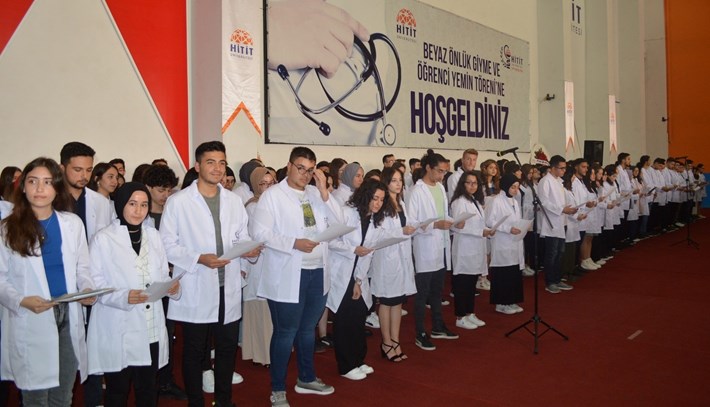 HİTİT ÜNİVERSİTESİ'NDE BEYAZ ÖNLÜK GİYME TÖRENİ HİTİT ÜNİVERSİTESİ REKTÖRÜ PROF. DR. ALİ OSMAN ÖZTÜRK: 