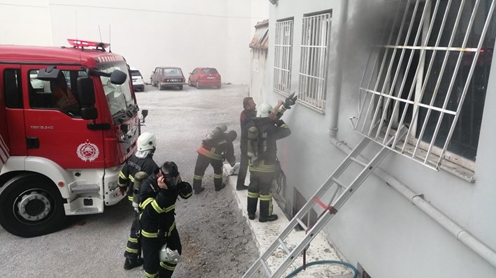 İŞ YERİNDEN YÜKSELEN DUMANLAR İTFAİYEYİ HAREKETE GEÇİRDİ
