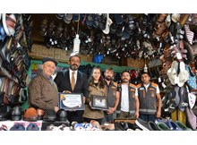 70 yıldır dükkânının önünü süpürüyor