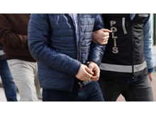 Kendisini polis olarak tanıtan dolandırıcılar suçüstü yakalandı