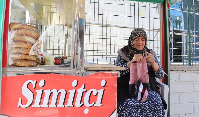 18 YILDIR SİMİT TEZGAHIYLA HEM CEZAEVİNDEKİ OĞLUNA HEM TORUNLARINA BAKIYOR