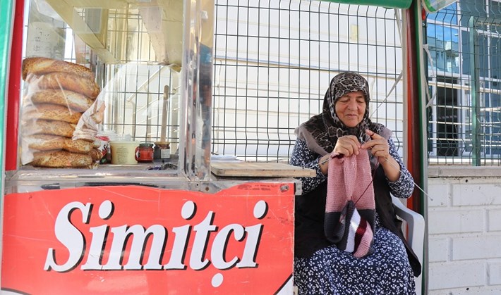 18 YILDIR SİMİT TEZGAHIYLA HEM CEZAEVİNDEKİ OĞLUNA HEM TORUNLARINA BAKIYOR