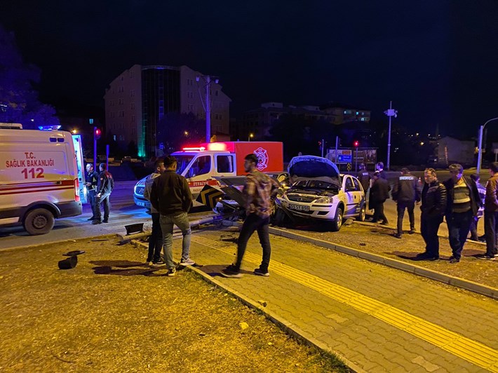 KAVŞAKTA İKİ OTOMOBİL ÇARPIŞTI: 1 YARALI KAZA ANI GÜVENLİK KAMERASINA SANİYE SANİYE YANSIDI