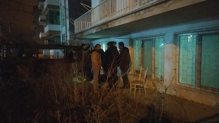 BOŞANMA AŞAMASINDAKİ EŞİNİN EVİNİN ÖNÜNDE CANINA KIYDI