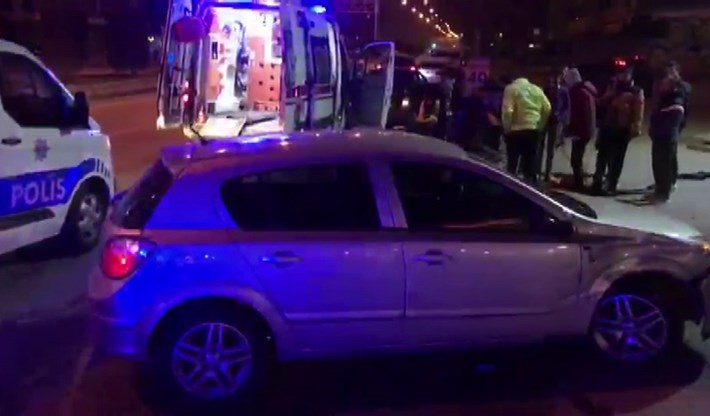 OTOMOBİLİN ÇARPTIĞI MOTOSİKLET SÜRÜCÜSÜ YARALANDI