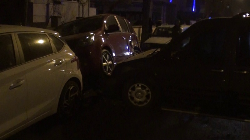 KAZA YAPAN OTOMOBİL PARK HALİNDEKİ ARAÇLARA ÇARPTI: 1 YARALI