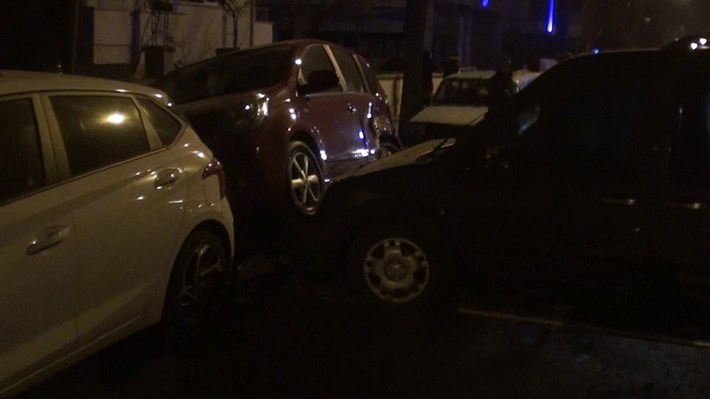 KAZA YAPAN OTOMOBİL PARK HALİNDEKİ ARAÇLARA ÇARPTI: 1 YARALI