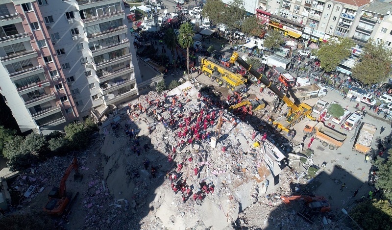 36 KİŞİYE MEZAR OLAN APARTMAN DAVASINDA BELEDİYE GÖREVLİLERİ HAKİM KARŞISINDA