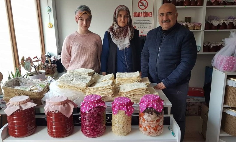 BAYATLI KADINLAR DEPREMZEDELER İÇİN EKMEK YAPIYOR