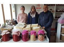 Kadınlar depremzedeler için ekmek yapıyor