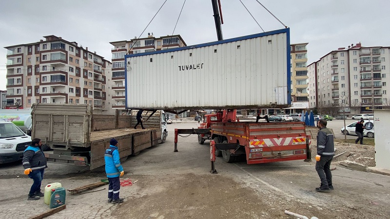 Belediye, afet bölgesine çadır ve seyyar tuvalet gönderiyor (6)