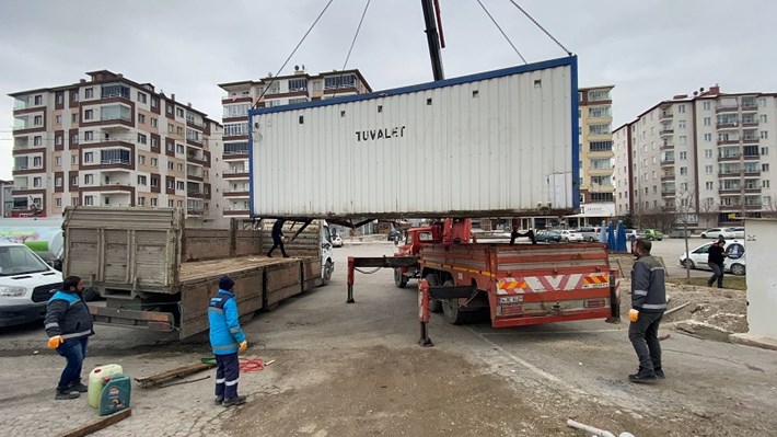 Belediye, afet bölgesine çadır ve seyyar tuvalet gönderiyor (6)