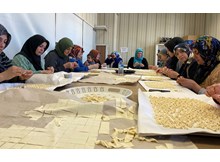 Depremzedeler için 500 kilo mantı büktüler