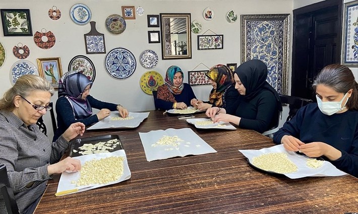 depremzedeler için mantı büktüler (8)