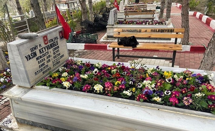 SUNGURLU'DA ŞEHİTLİK ÇİÇEKLERLE DONATILDI