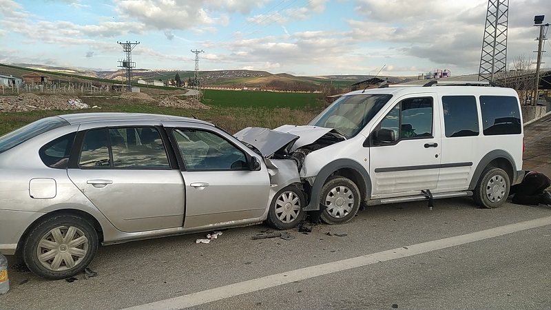HAFİF TİCARİ ARAÇ İLE OTOMOBİL ÇARPIŞTI: 5 YARALI