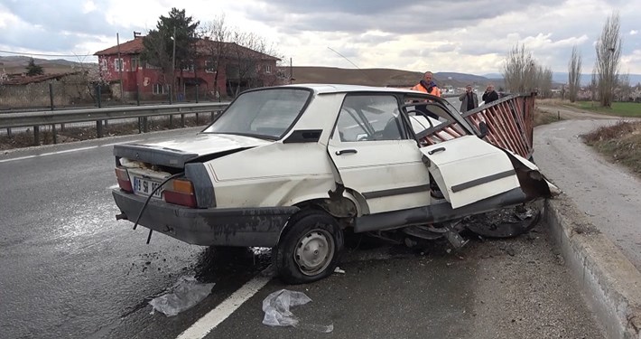 DEMİR KORKULUĞA OK GİBİ SAPLANAN OTOMOBİL HURDAYA DÖNDÜ: SÜRÜCÜ AĞIR YARALI