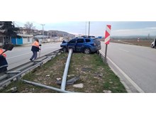 Kontrolden çıktı orta refüje daldı